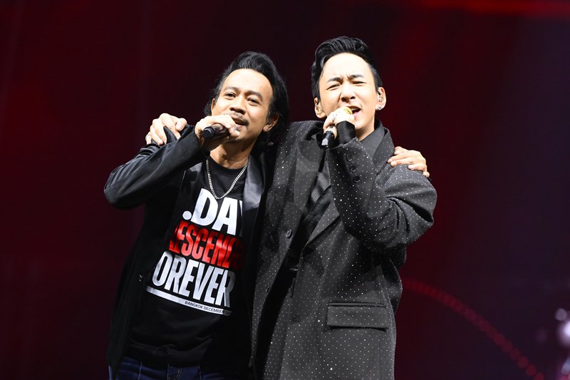 นัท ชาติชาย และ บี พีระพัฒน์ ร้องเพลง ความจริงในใจ